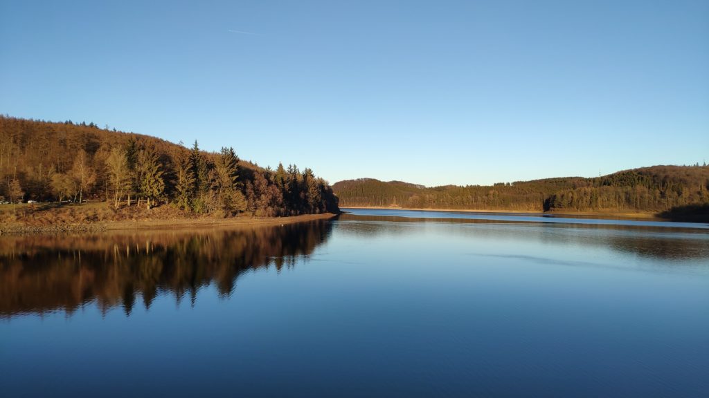Herbstliche dronenaufnahme von landschaft mit see vom Filmproduzent Frederik van Breugel