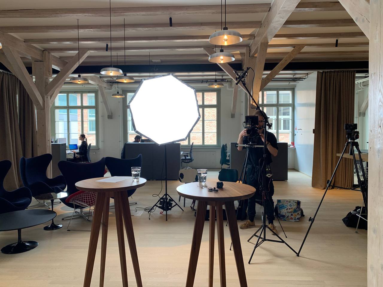 Bild vom set eines CEO Videos Videoproduktionen-Basel-Schweiz-Informationsvideo-CEO-professionell