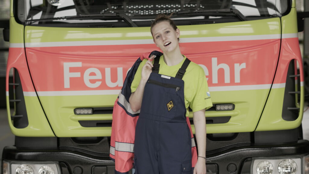 Set Feuerwehr Feuerwehrfrau vor Feuerwehrauto Videoproduktion Schweiz
