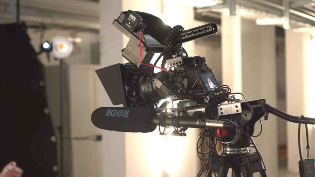 Professionelle Film-Kamera auf einem Dreh für eine Dokumentation Videoproduktion Basel wie Hochzeitsvideo