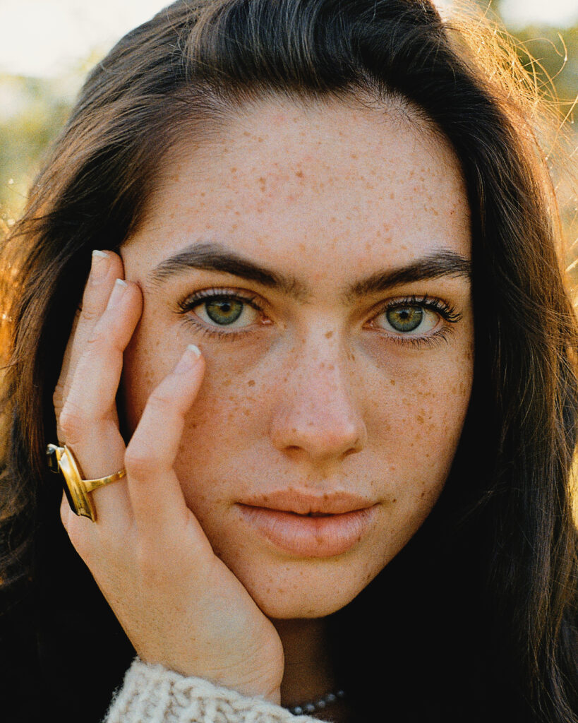 junge frau mit gring extreme cloase up analog fotografie greenlight videoproduktion