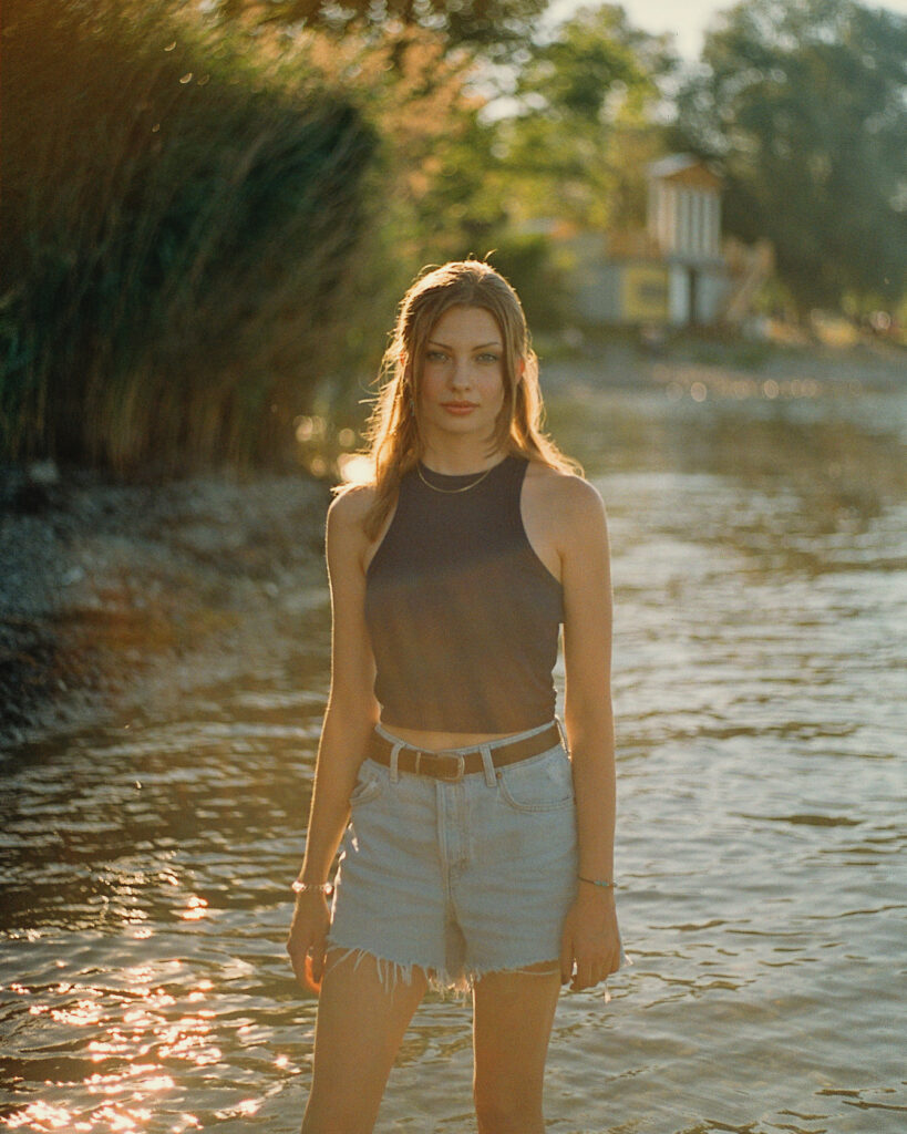 videoproduktion copyright junge frau analog fotografiert am Fluss.