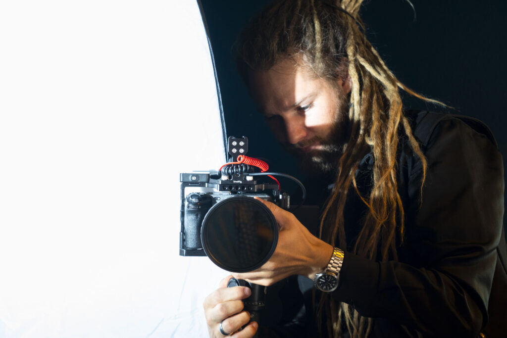 kameramann jonas greuter filmt dounat- passt zum Thema werbevideo erstellen