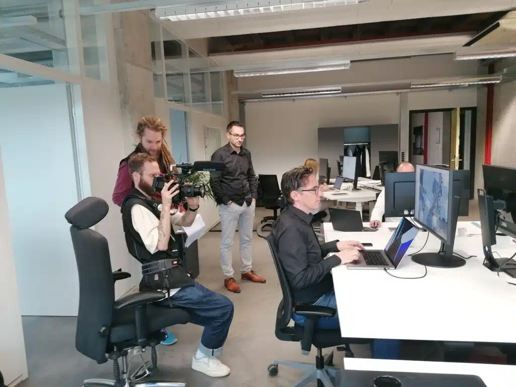 film crew beim werbevideo erstellen lassen in einem Büro