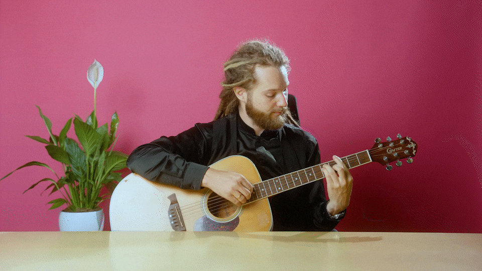 Gif von Jonas Greuter Geschäftsführer der Greenlight Videoproduktion mit Gitarre