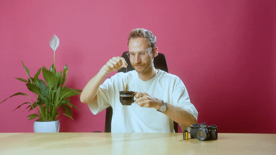 Gif von Pascal Lottenbach Dop und Editor der Greenlight Videoproduktion mit Tee