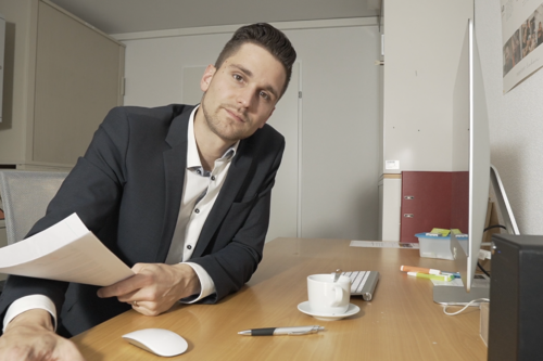 bild von jungem Mann in Anzug Video-schneiden-Kurs-Filme-machen-Kameratechnik-Beschrieb-Dreh-2