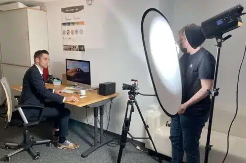 Bild von Beleuchter und dem obigen jungen Mann Video-schneiden-Kurs-Filme-machen-Kameratechnik-Beschrieb-dreh